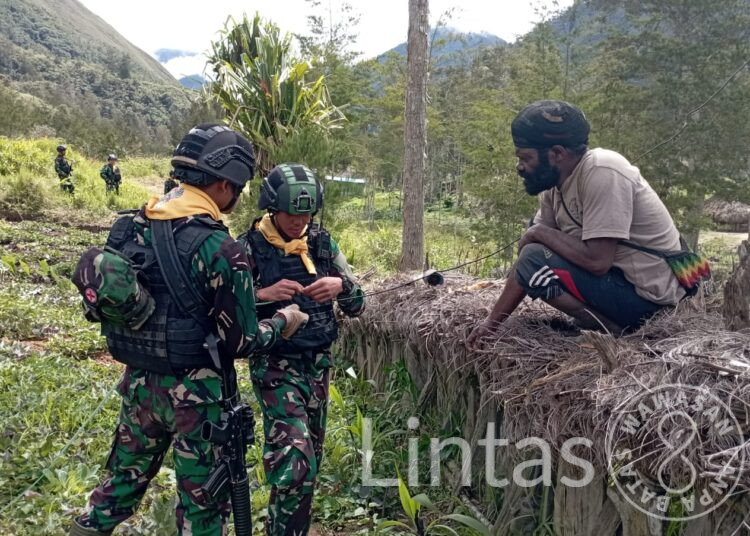 Satgas Mobile Raider 300 Siliwangi Bantu Warga Pasang Instalasi Listrik di Pegunungan Tengah Papua