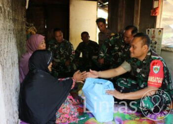 Dansatgas TMMD Kodim 0613/Ciamis Berikan Tali Asih Ke Nenek Kursih Berusia 72 Tahun Yang Tinggal Sendiri di Rumah Tuanya