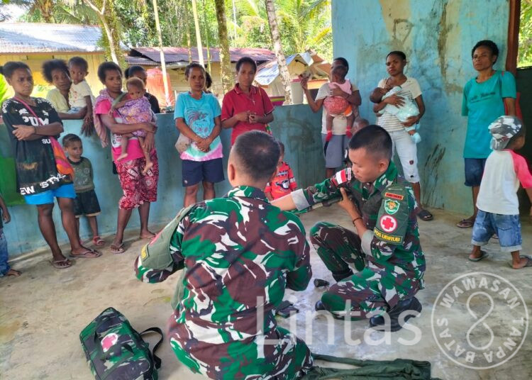 Gelar Posyandu, Satgas Yonif 310/KK Jaga Kesehatan Anak di Perbatasan