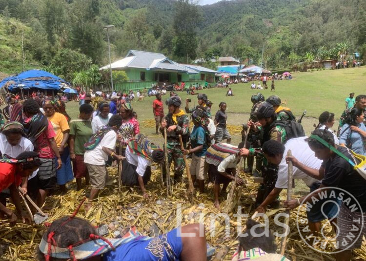 Satgas Mobile Raider 300 Siliwangi Ramaikan Acara Bakar Batu Bersama Masyarakat Kab. Puncak Papua