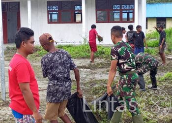 Wujud Kepedulian Satgas Pamtas Yonif 310/KK Lakukan Karya Bakti di Lingkungan Sekolah Perbatasan RI-PNG