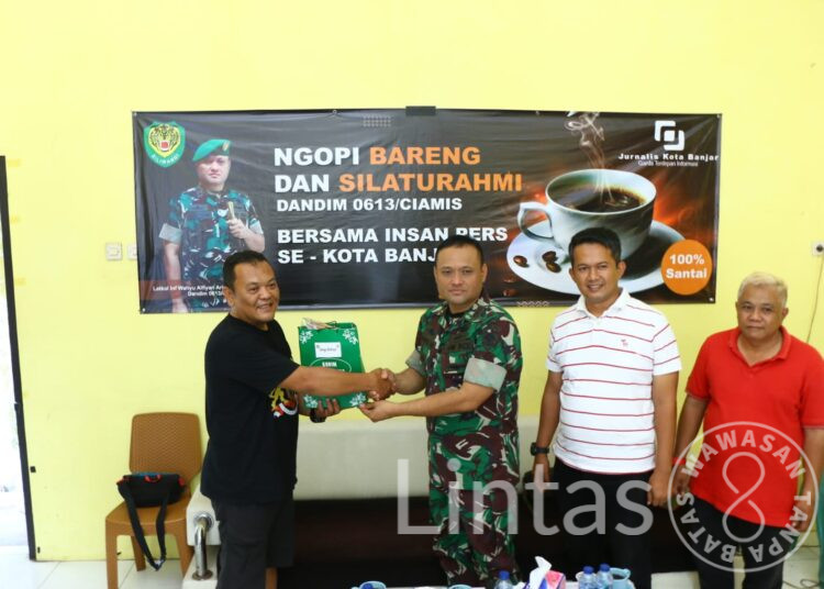 Puluhan Insan Pers Kota Banjar Sambut Kunjungan Dandim 0613/Ciamis di Sekretariat Jurnalis Kota Banjar