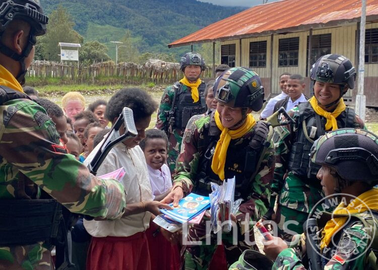 Satgas Yonif 300 Siliwangi Bantu Anak-Anak Papua Meraih Impian Dan Cita-Cita