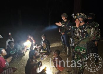 Tembus Belantara Hutan Papua di Malam Hari, Satgas YPR 330 Bagikan Sembako & Bantu Pengobatan Warga
