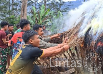 Aksi Sigap Prajurit Rusa Hitam 721 Bantu Atasi Kebakaran Honai