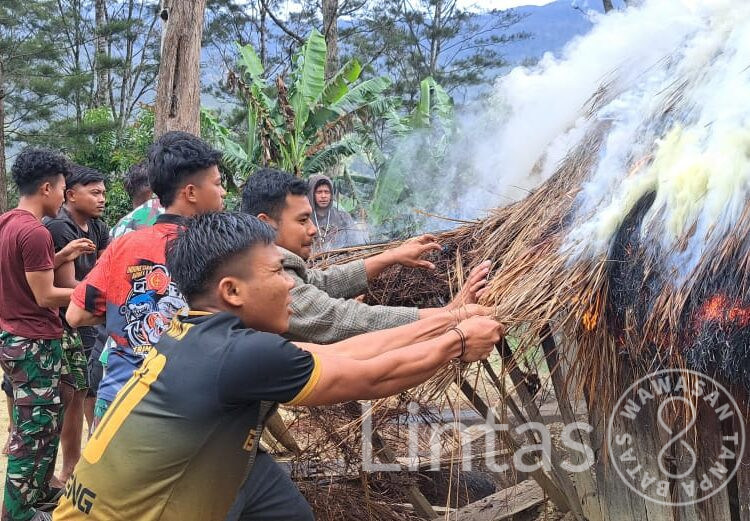 Aksi Sigap Prajurit Rusa Hitam 721 Bantu Atasi Kebakaran Honai