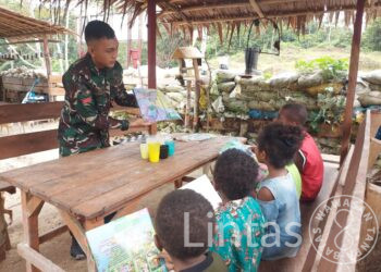 Anak Kampung Persiapan Robert Belajar Bersama Bapak TNI di Saung Satgas Yonif 623