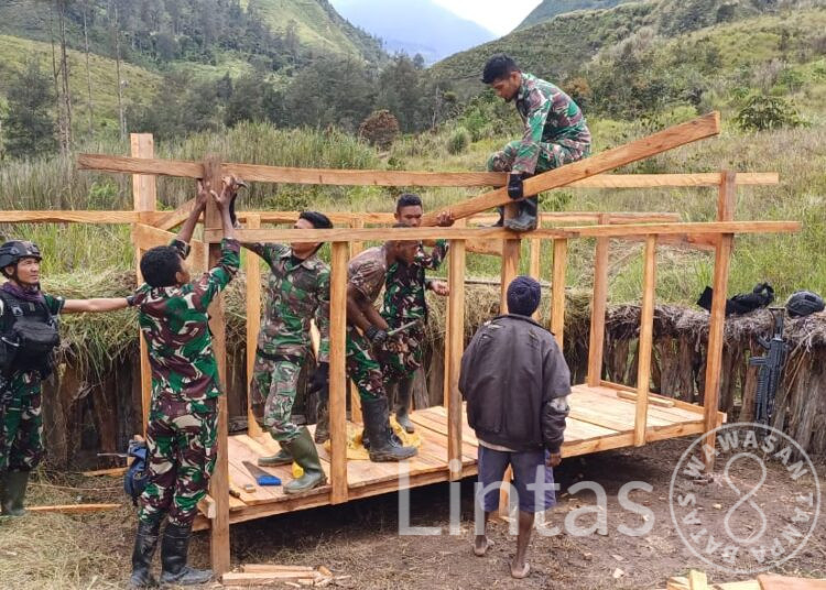 Proses Pembuatan Kandang Babi Untuk Bapak Klasis Enius G Tabuni di, Mayuberi, Papua