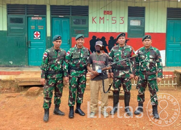 Satu Pucuk Senjata Api Laras Panjang Diserahkan Oleh Masyarakat Asli Papua Secara Sukarela Kepada Anggota Satgas Pamtas Statis RI -PNG Yonif RK 111/KB