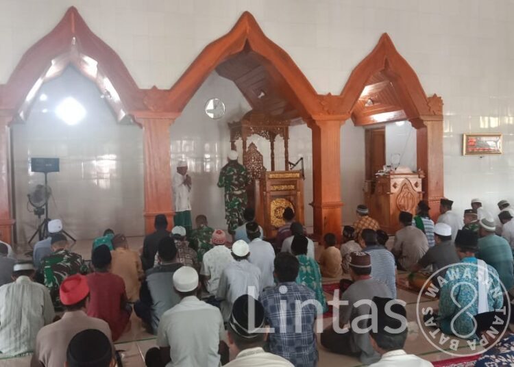 Tingkatkan Keimanan, Personil Satgas Yonif 310/KK Menjadi Khatib Jum’at di Mesjid Al-Muhajirin di Perbatasan RI-PNG