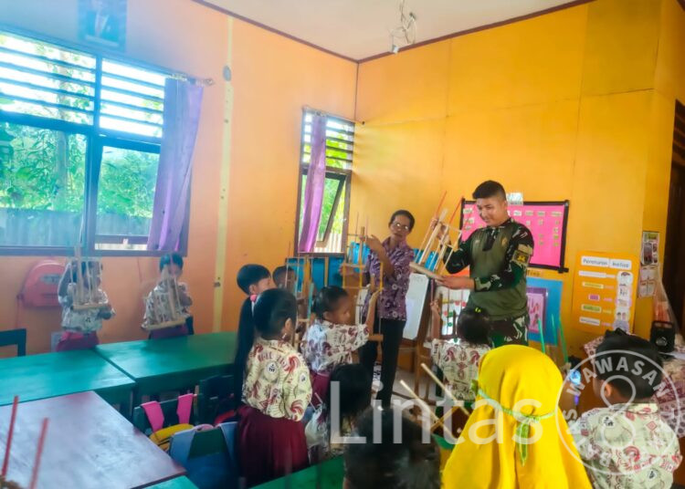 Tanamkan Bakat Seni Sejak Dini Satgas Yonif Pos Kotis Mengajar Dasar Seni Alat Musik Angklung di TK Pir IV Papua