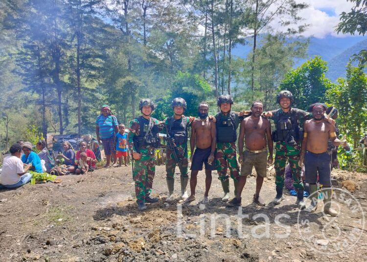 Satgas Mobile Raider 300 Siliwangi Bantu Warga Buka Lahan di Papua