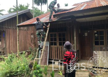 Bantu Kesulitan Rakyat, Satgas Yonif 310/KK Perbaiki Instalasi Listrik di Perbatasan