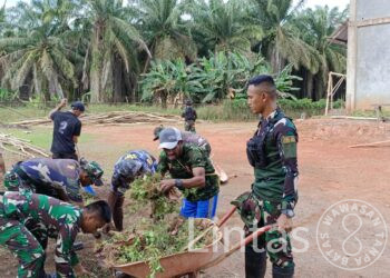 Karya Bakti Satgas Pamtas RI-PNG Yonif RK 111/KB Bersama Masyarakat Membersihkan Tempat Ibadah di Wilayah Terpencil Papua Selatan