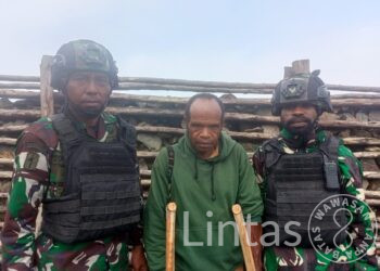 Tongkat Alat Bantu Jalan Pak Aco di Papua