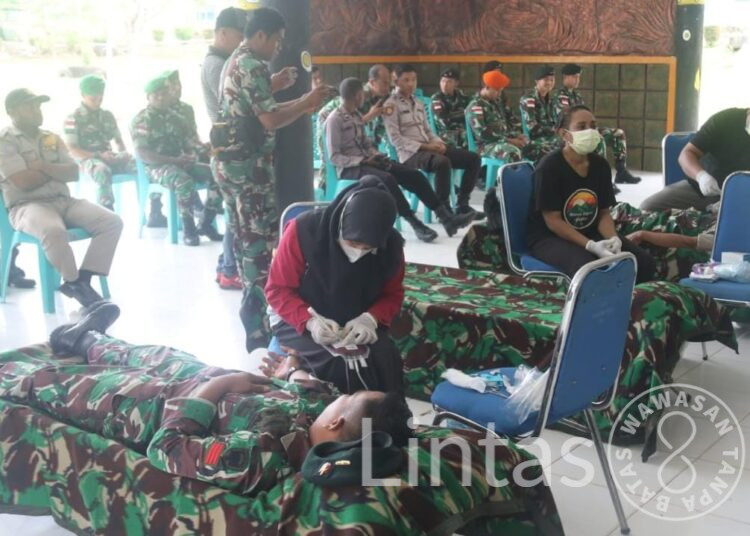 Dalam Rangka Menyambut Hut Ke -78 TNI Satgas Pamtas Statis RI-PNG Yonif 111/KB Melaksanakan Bakti Sosial Donor Darah di Kodim 1711/BVD