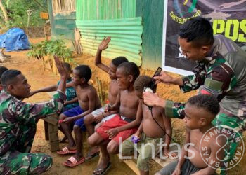 Anak-Anak Papua Serbu Pos Somografi Satgas Yonif 310/KK : Ini Ada Apa