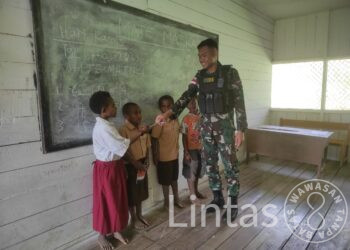 Peduli Pendidikan di Papua, Satgas Yonif 721/Mks Bantu Mengajar di Sekolah
