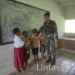 Peduli Pendidikan di Papua, Satgas Yonif 721/Mks Bantu Mengajar di Sekolah