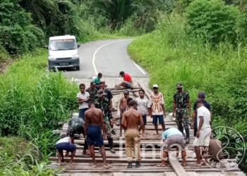Satgas Yonif 310/KK Bersama Warga Perbaiki Jembatan Rusak di Perbatasan RI-Papua Nugini