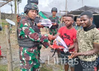 Menuju Masa Depan, Satgas Mobile Raider 300 Berikan Perlengkapan Sekolah di Papua