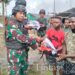 Menuju Masa Depan, Satgas Mobile Raider 300 Berikan Perlengkapan Sekolah di Papua
