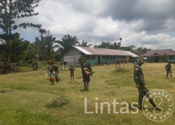 Menyambut Beroperasi Kembali, Satgas Yonif 310/KK Ajak Warga Bersihkan Sekolah Dasar Yang Sudah Vakum Selama 2 Bulan