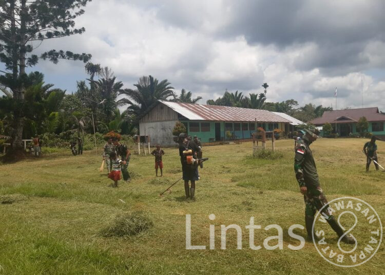 Menyambut Beroperasi Kembali, Satgas Yonif 310/KK Ajak Warga Bersihkan Sekolah Dasar Yang Sudah Vakum Selama 2 Bulan