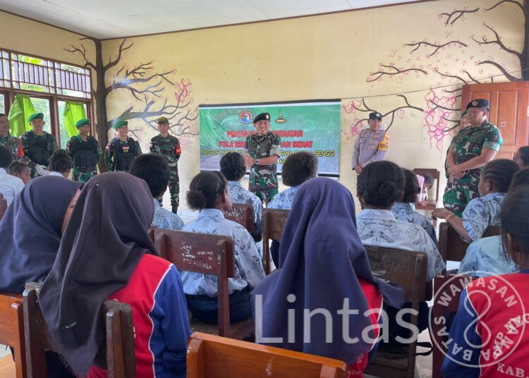 Ster Mabes TNI Tinjau Langsung Penyuluhan Kesehatan Yang Dilaksanakan Oleh Satgas Yonif 310/KK di Perbatasan RI-PNG