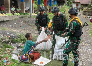 Satgas Mobile Raider 300 Siliwangi Berkunjung Ke Pasar Tradisional Distrik Beoga, Papua