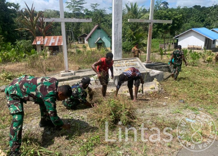 Satgas Pamtas Yonif 310/KK Ajak Warga Bersihkan Gereja Santo Petrus