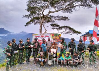 Satgas TNI 300 Siliwangi Dalam Sukacita Natal Dengan Memberikan Sembako di Kab. Puncak, Papua