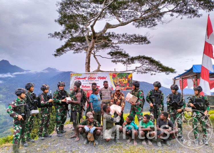 Satgas TNI 300 Siliwangi Dalam Sukacita Natal Dengan Memberikan Sembako di Kab. Puncak, Papua