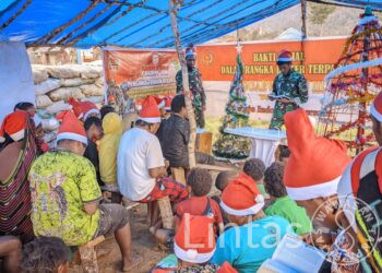 Bagai Sebuah Keluarga, Warga Kampung Eronggobak Rayakan Natal di Pos Satgas TNI Yonif 300 Siliwangi di Papua