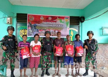 Satgas Yonif 310/KK Salurkan Bantuan Kogabwilhan III Dalam Sukseskan Program Prima TNI Mutiara Papua
