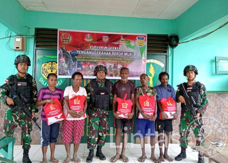 Satgas Yonif 310/KK Salurkan Bantuan Kogabwilhan III Dalam Sukseskan Program Prima TNI Mutiara Papua