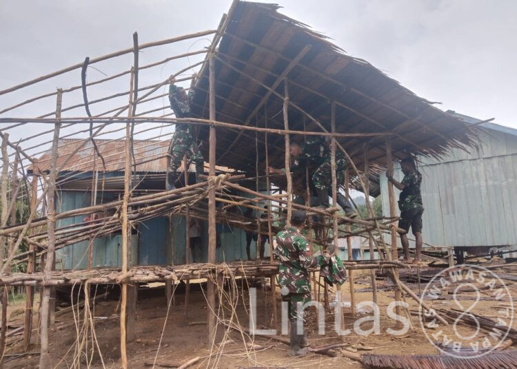 Keseriusan Satgas Yonif 310/KK Dalam Kemanunggalan TNI-Rakyat, Bantu Bangun Rumah Warga di Perbatasan