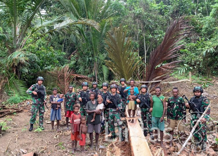 Pengalaman Adalah Guru Terbaik, Ini Yang Dilakukan Satgas Yonif 310/KK Dalam Mengolah Sagu di Perbatasan
