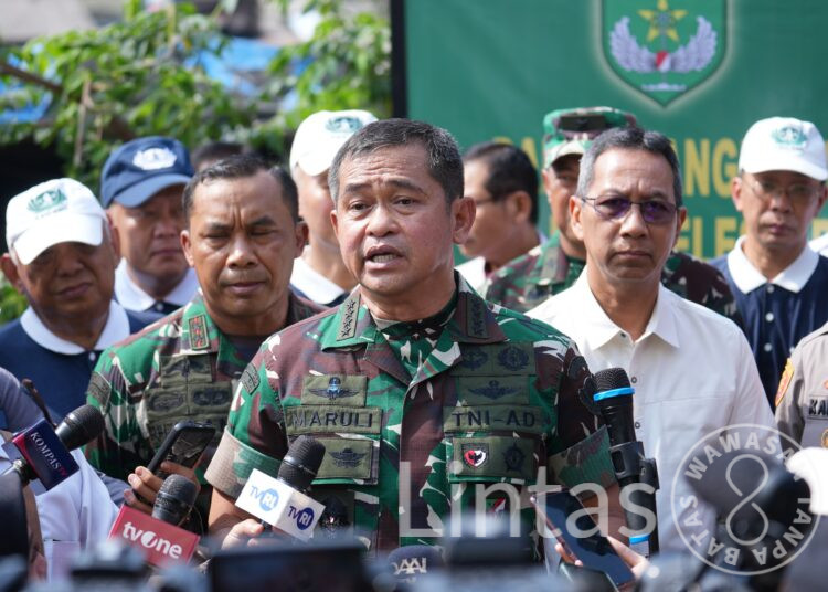 Tanpa Canggung, Kasad Jenderal Maruli Pimpin Langsung Pembersihan Sungai Krukut