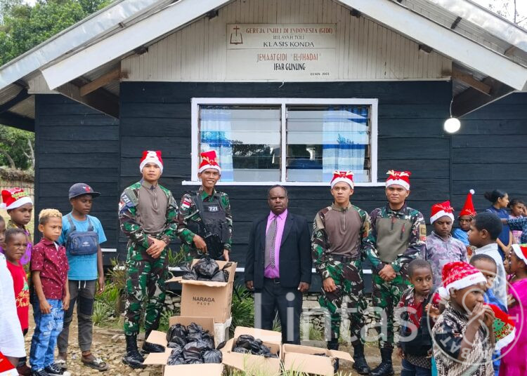 Bentuk Kebersamaan Prajurit Satgas Yonif 721/Mks Rayakan Natal Dengan Masyarakat Papua