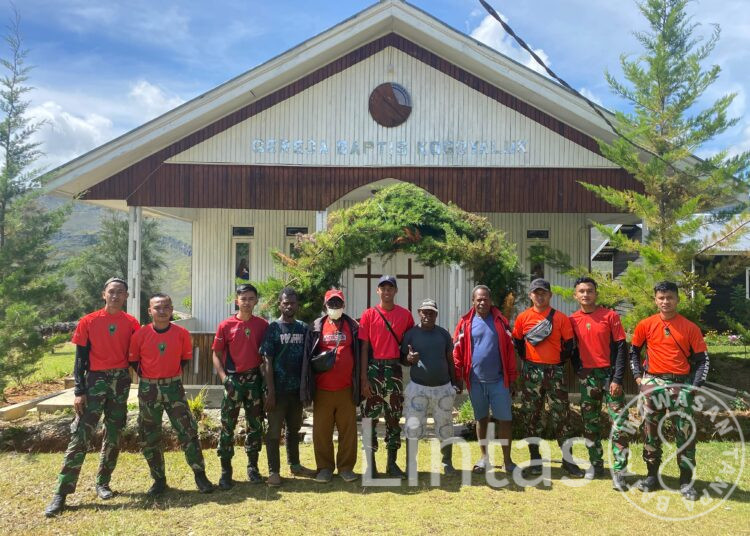 Satgas Yonif 721/Mks Laksanakan Karya Bakti di Gereja Jelang HUT Batalyon Ke-60