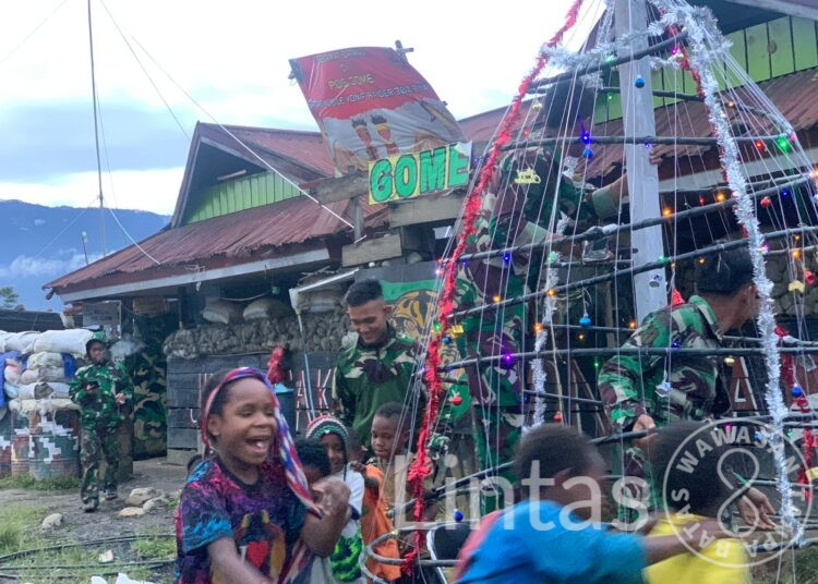 Satgas TNI 300 Siliwangi Ajak Anak – Anak Membuat Pohon Natal di Gome Papua