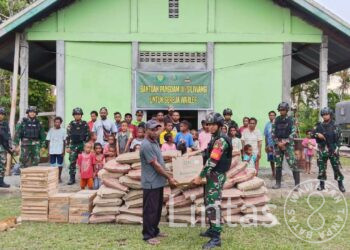 Satgas Yonif 310/KK Salurkan Bantuan Pangdam III/Siliwangi Untuk Gereja Warlef