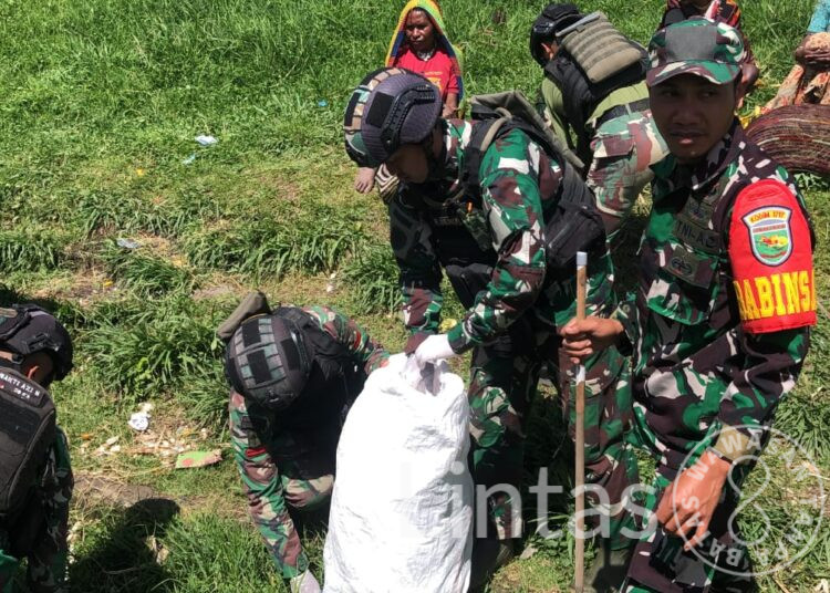 Karya Bhakti Satgas TNI 300 Bersama APKAM di Pasar Kago Distrik Ilaga Papua