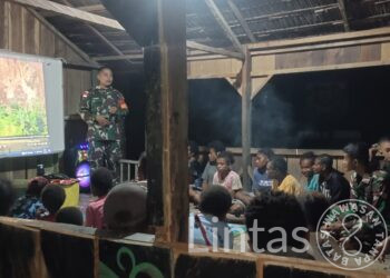 Melalui Nonton Bareng, Satgas Yonif 310/KK Tumbuhkan Semangat Bela Negara Kepada Anak-Anak Papua