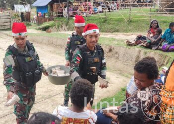 Ratusan Nasi Bungkus Dari Prajurit Rusa Hitam Yonif 721/Mks Untuk Masyarakat Papua