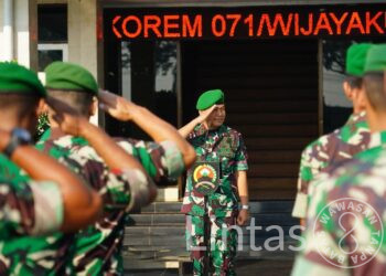 Kepedulian Dan Perhatian Komandan, Serahkan Bingkisan Natal Pada Anggota