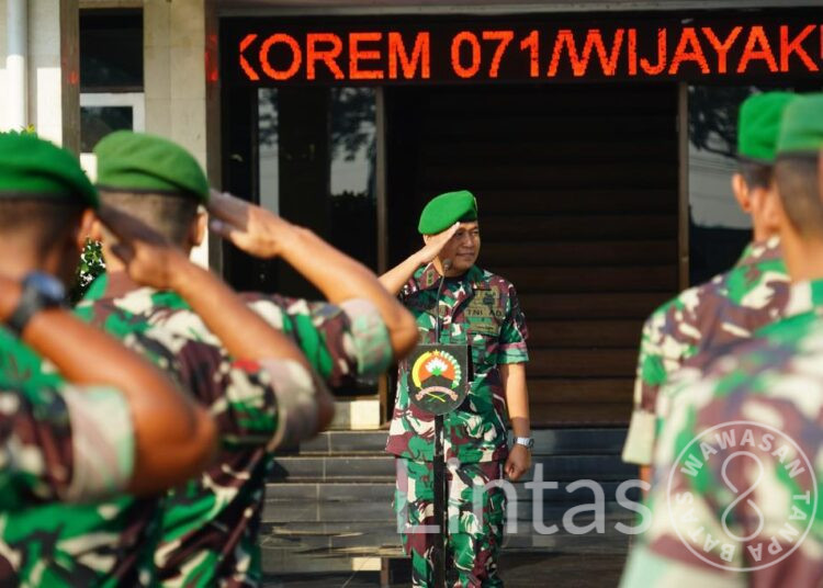 Kepedulian Dan Perhatian Komandan, Serahkan Bingkisan Natal Pada Anggota