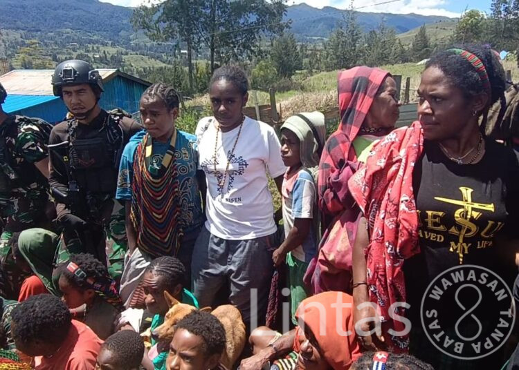 Satgas TNI 300 Siliwangi Bantu Pengantaran Masyarakat Daerah Kepala Air Papua