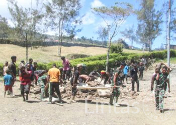 Satgas TNI 300 Siliwangi Bersama Masyarakat Sinak Dalam Penyiapan Natal
